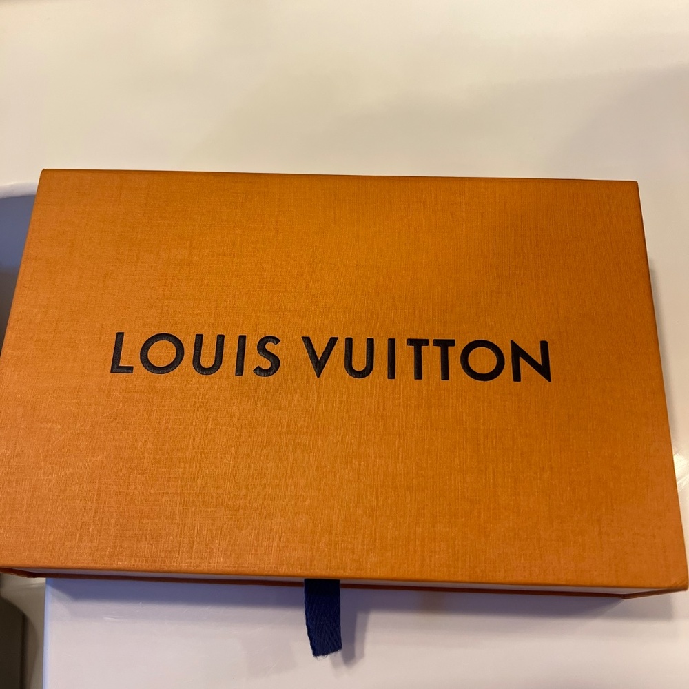 Louis Vuitton Blue Wallet with Iconic LV Logo - Picture 16 of 16